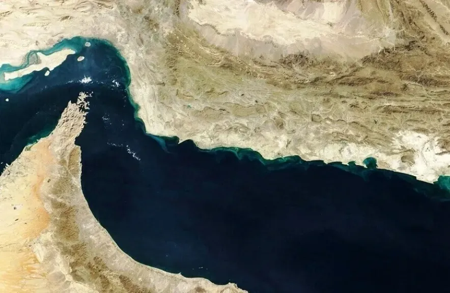 عاجل: مدمرة أمريكية تعبر مضيق هرمز لأول مرة منذ الحرب على إيران والأخيرة تعلق